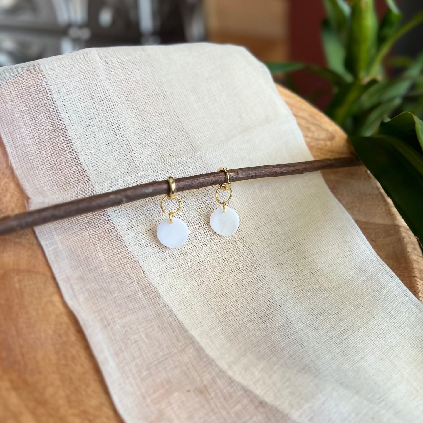 White & Gold Round Earrings (Small)